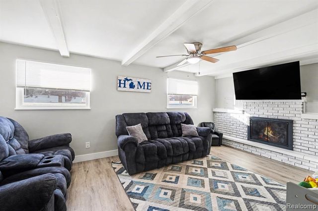 6359 E Bristol Road, Burton, MI 48519