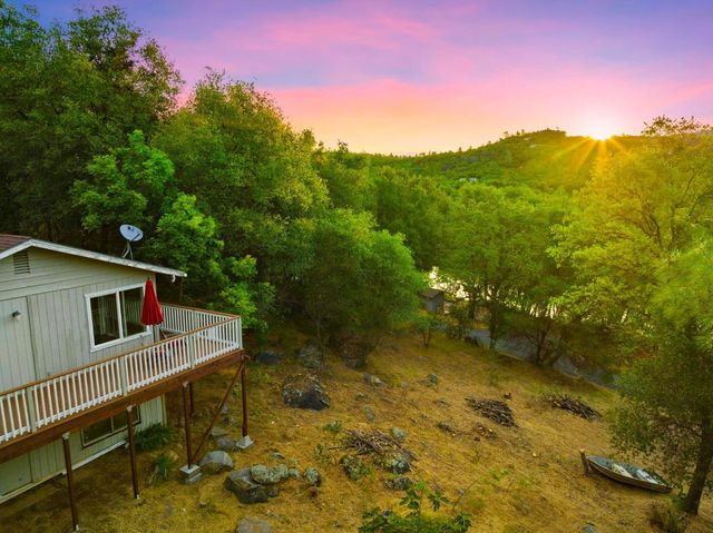 16310 Dry Creek Ln, Grass Valley, CA 95949