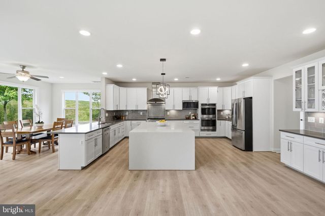 7821 OLD FALLS RD, Mclean, VA 22102