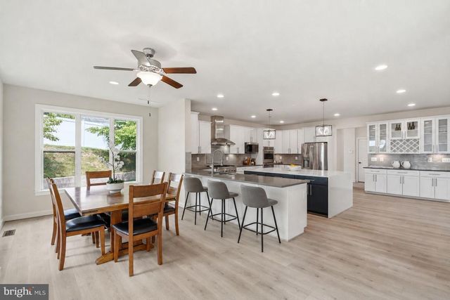 7821 OLD FALLS RD, Mclean, VA 22102