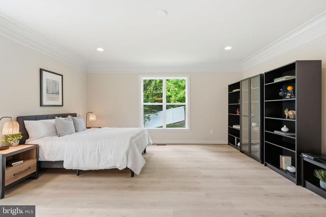 7821 OLD FALLS RD, Mclean, VA 22102
