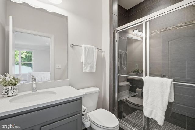 7821 OLD FALLS RD, Mclean, VA 22102