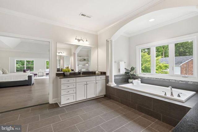7821 OLD FALLS RD, Mclean, VA 22102