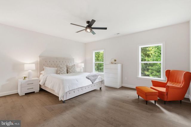 7821 OLD FALLS RD, Mclean, VA 22102