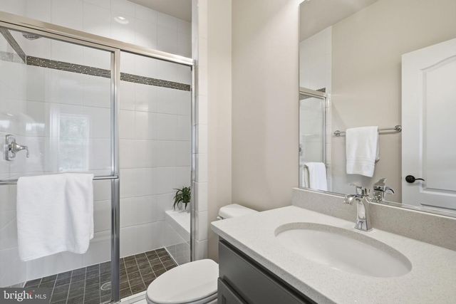 7821 OLD FALLS RD, Mclean, VA 22102