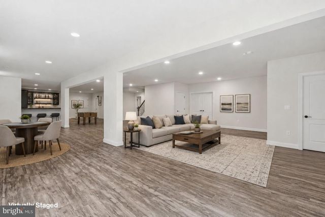 7821 OLD FALLS RD, Mclean, VA 22102