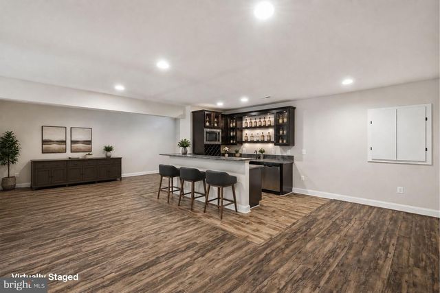 7821 OLD FALLS RD, Mclean, VA 22102
