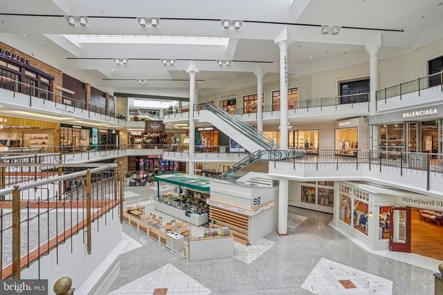 7821 OLD FALLS RD, Mclean, VA 22102
