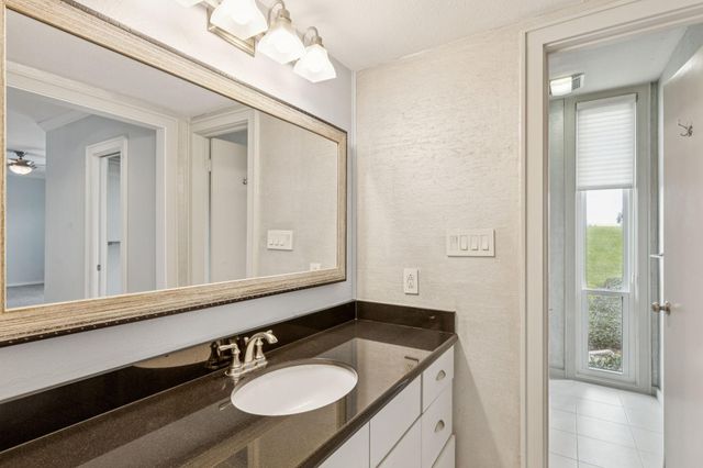 2194 Twin Lakes Boulevard, West Columbia, TX 77486