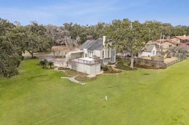 2194 Twin Lakes Boulevard, West Columbia, TX 77486