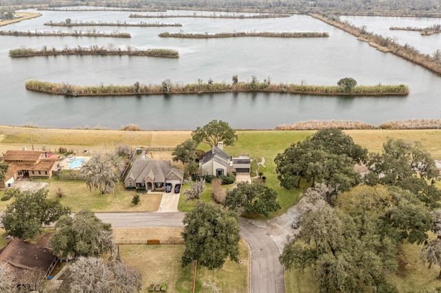 2194 Twin Lakes Boulevard, West Columbia, TX 77486
