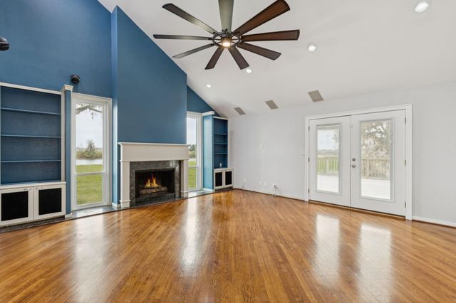 2194 Twin Lakes Boulevard, West Columbia, TX 77486