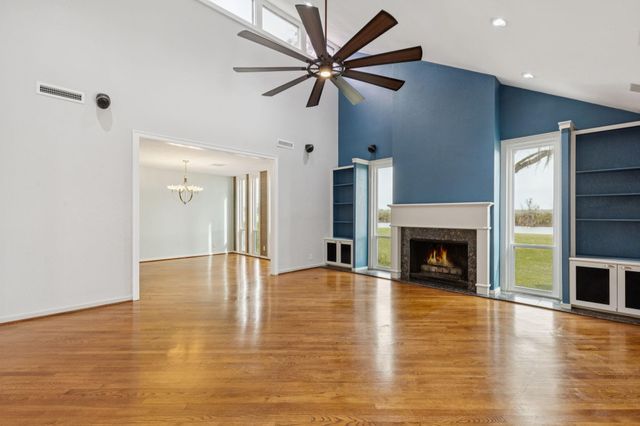 2194 Twin Lakes Boulevard, West Columbia, TX 77486