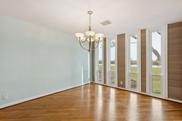 2194 Twin Lakes Boulevard, West Columbia, TX 77486