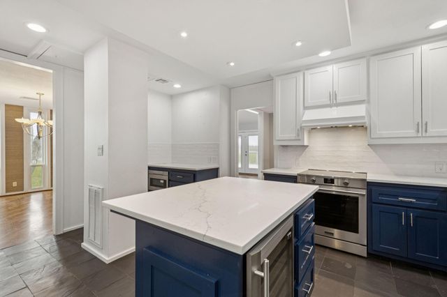 2194 Twin Lakes Boulevard, West Columbia, TX 77486