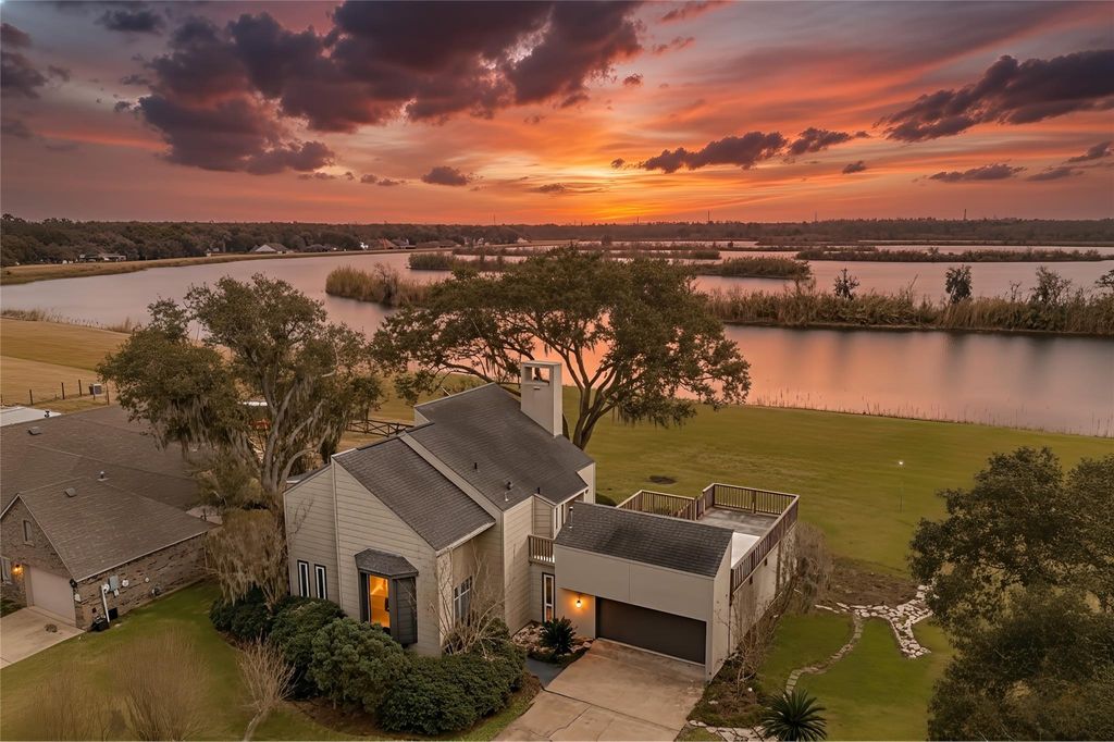 2194 Twin Lakes Boulevard, West Columbia, TX 77486