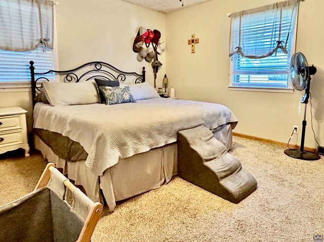 5861 SW 27th TER, Topeka, KS 66614
