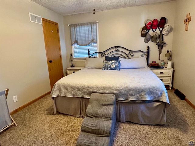 5861 SW 27th TER, Topeka, KS 66614