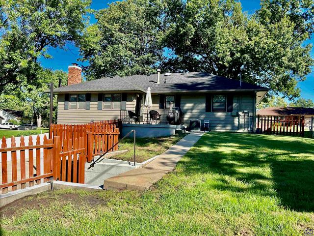 5861 SW 27th TER, Topeka, KS 66614