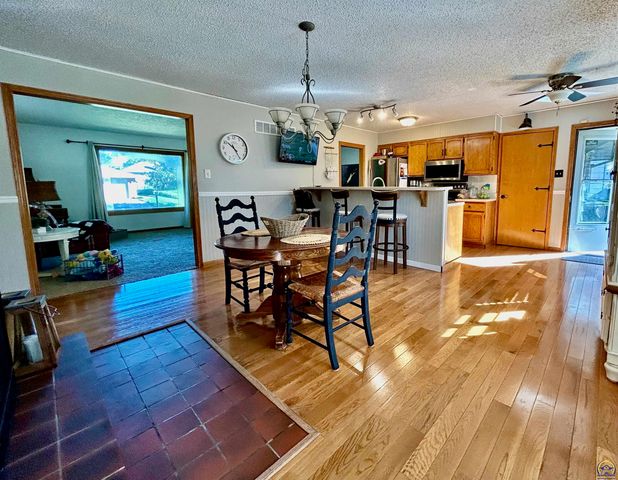 5861 SW 27th TER, Topeka, KS 66614