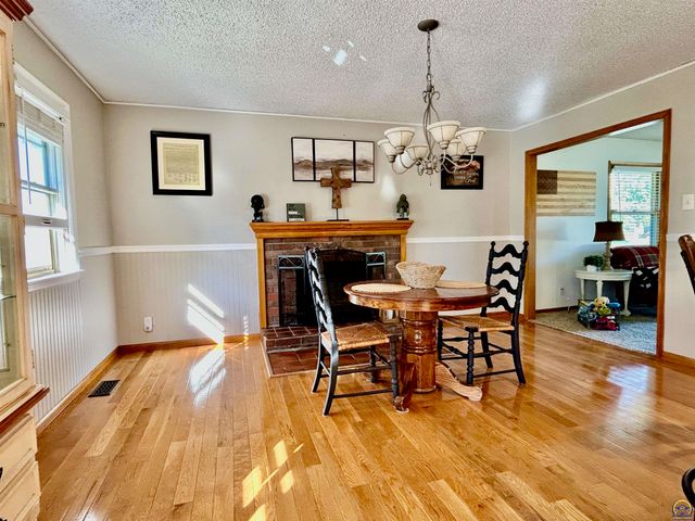 5861 SW 27th TER, Topeka, KS 66614