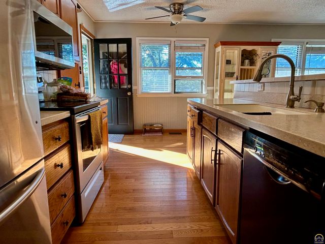 5861 SW 27th TER, Topeka, KS 66614