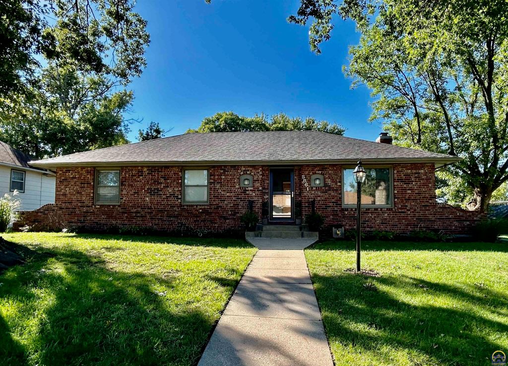 5861 SW 27th TER, Topeka, KS 66614