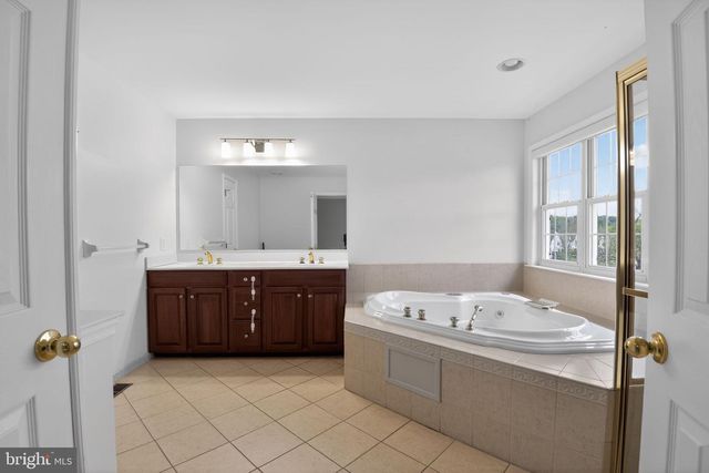 803 WHISPERING BROOKE DR, Newtown Square, PA 19073