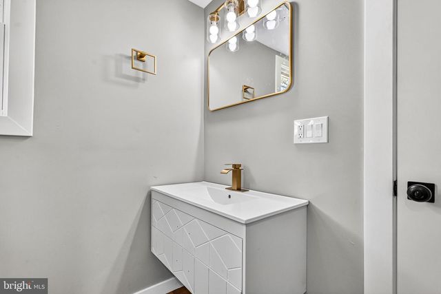 105 E DEL A VUE AVE, Carneys Point, NJ 08069