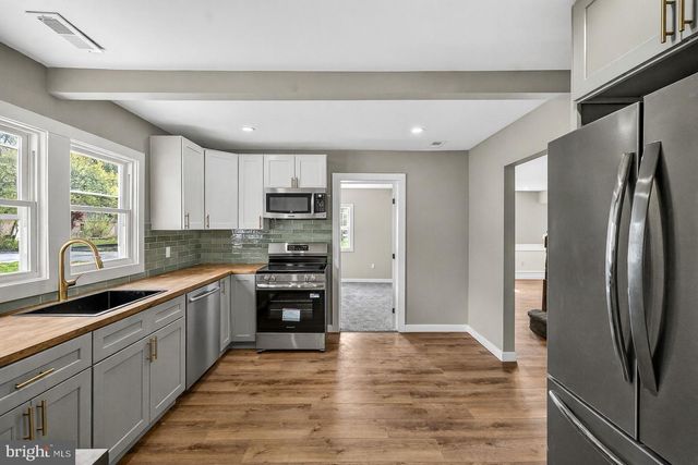 105 E DEL A VUE AVE, Carneys Point, NJ 08069