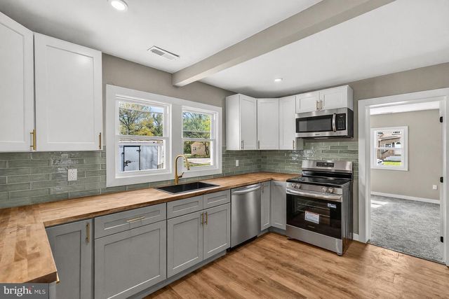 105 E DEL A VUE AVE, Carneys Point, NJ 08069