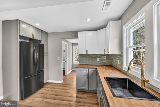 105 E DEL A VUE AVE, Carneys Point, NJ 08069