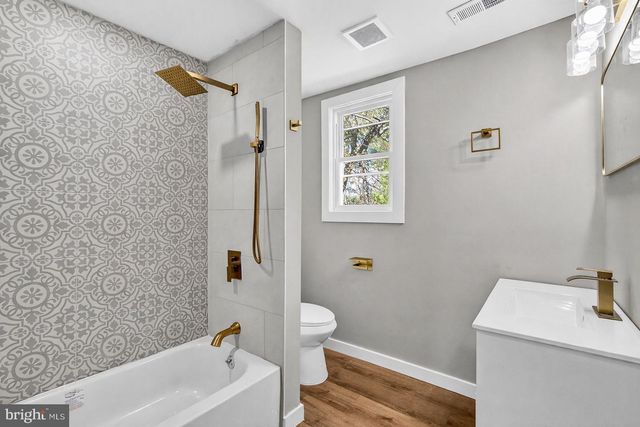 105 E DEL A VUE AVE, Carneys Point, NJ 08069