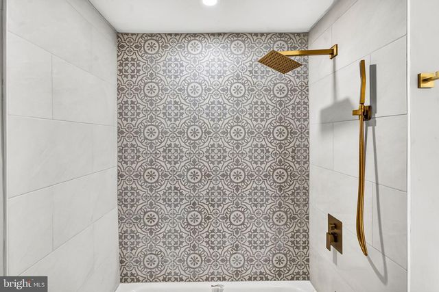 105 E DEL A VUE AVE, Carneys Point, NJ 08069