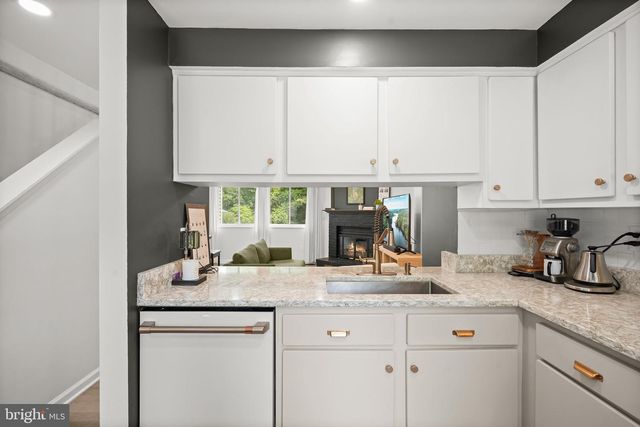8234 CRESTMONT CIR, Springfield, VA 22153