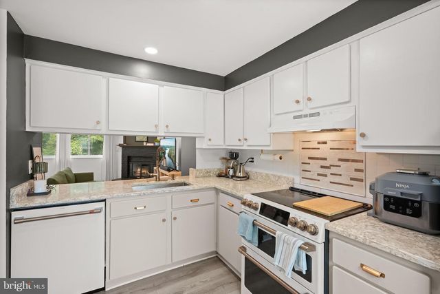 8234 CRESTMONT CIR, Springfield, VA 22153