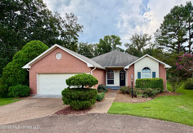 211 S Twin Lakes, Clinton, MS 39056
