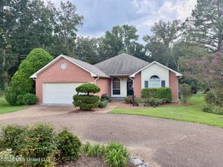 211 S Twin Lakes, Clinton, MS 39056