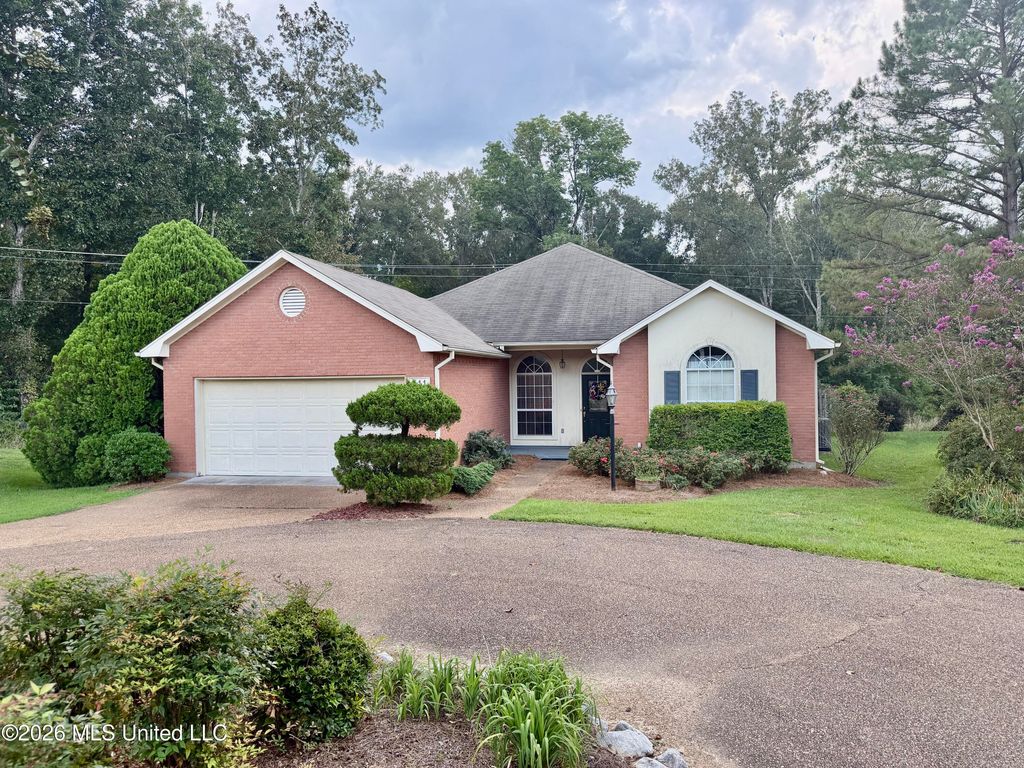 211 S Twin Lakes, Clinton, MS 39056