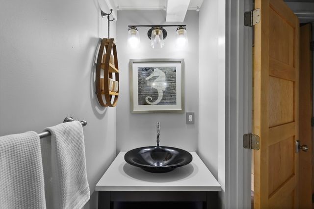 9 Castle Hill Rd, Stockbridge, MA 01262