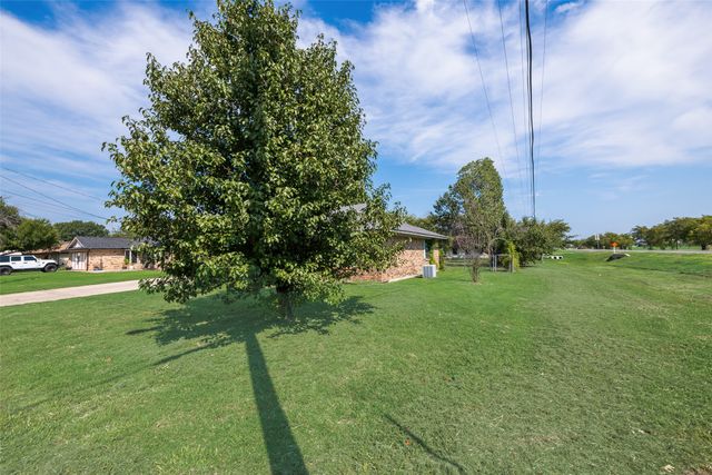 2 Finley Circle, Krum, TX 76249