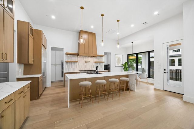 811 Woodstock, Bellaire, TX 77401
