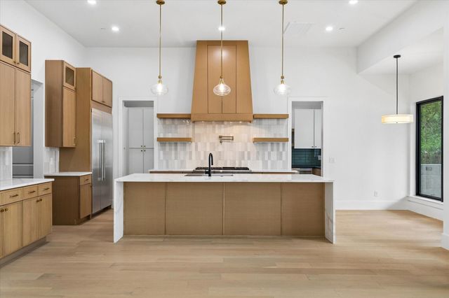 811 Woodstock, Bellaire, TX 77401