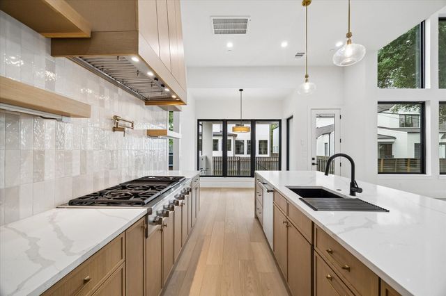 811 Woodstock, Bellaire, TX 77401