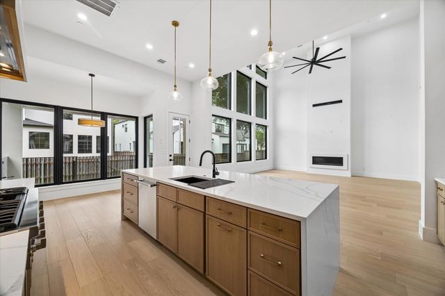 811 Woodstock, Bellaire, TX 77401