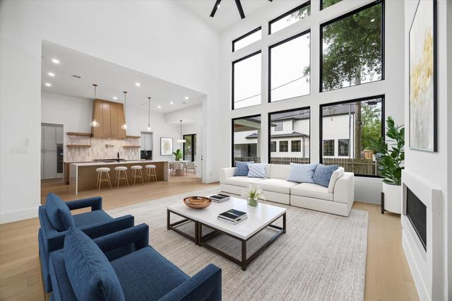 811 Woodstock, Bellaire, TX 77401