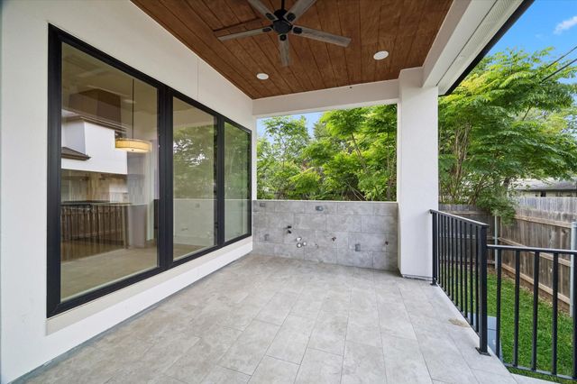 811 Woodstock, Bellaire, TX 77401