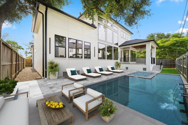 811 Woodstock, Bellaire, TX 77401