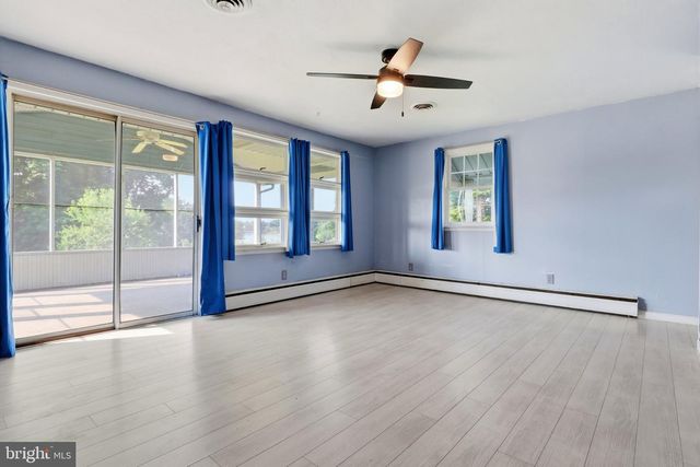 1213 S LAKE RD, Spring Grove, PA 17362