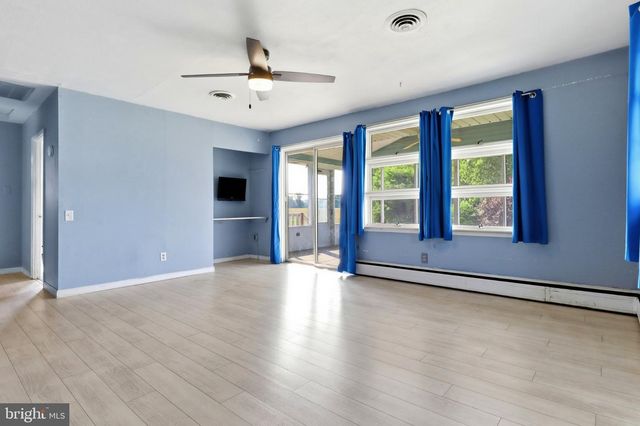 1213 S LAKE RD, Spring Grove, PA 17362